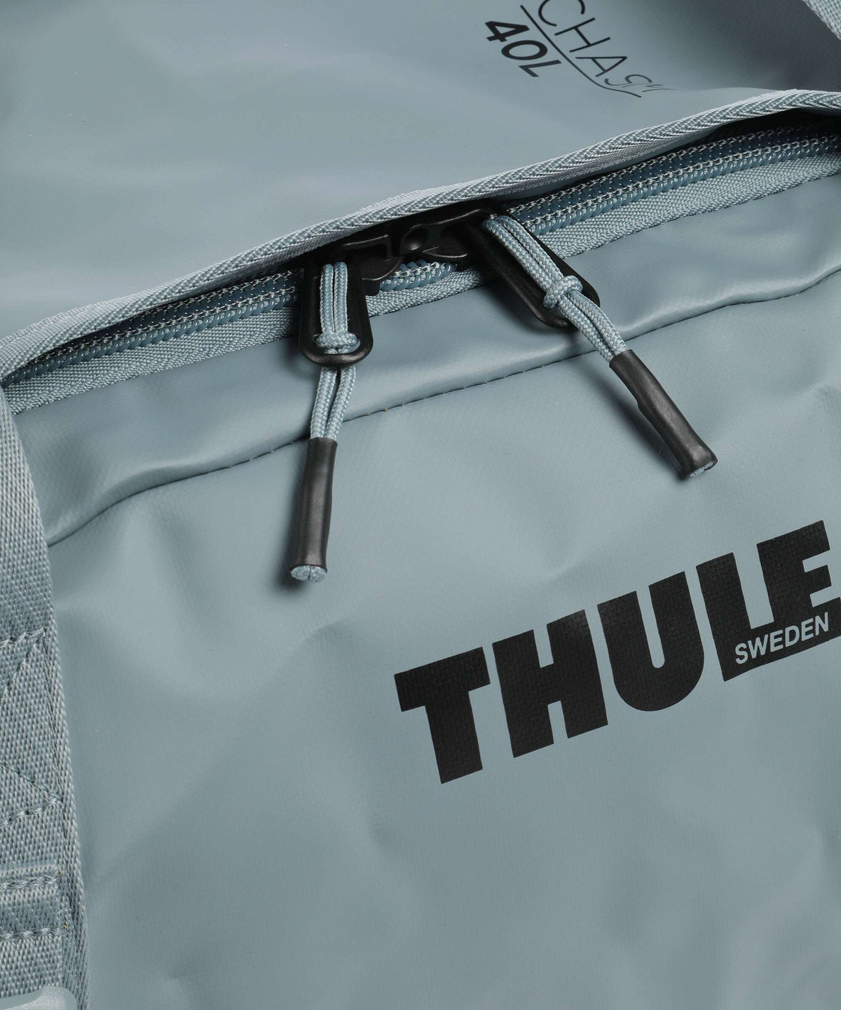 Thule Chasm 40 Weekend bag pond