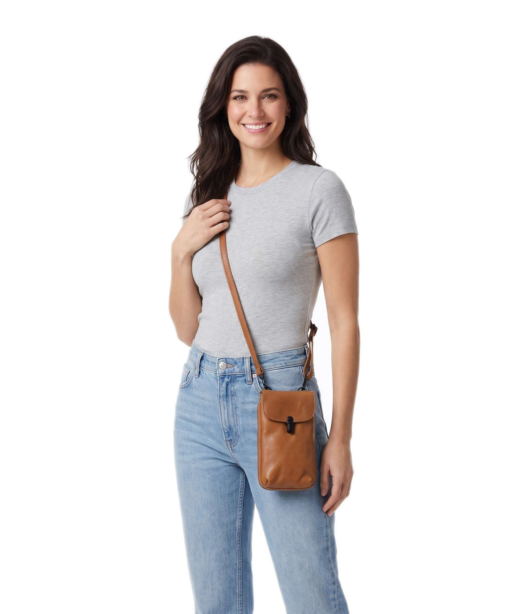 Aunts & Uncles Grandma's Luxury Club Mrs. Lemon Twist Phone bag caramel