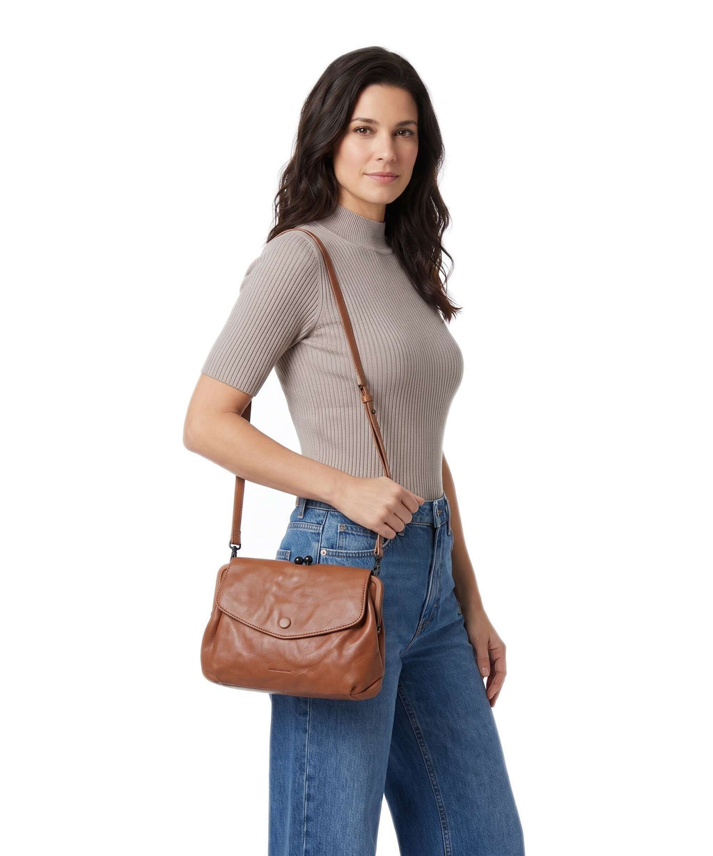 Aunts & Uncles Grandma's Luxury Club Mrs. Madeline Crossbody bag caramel