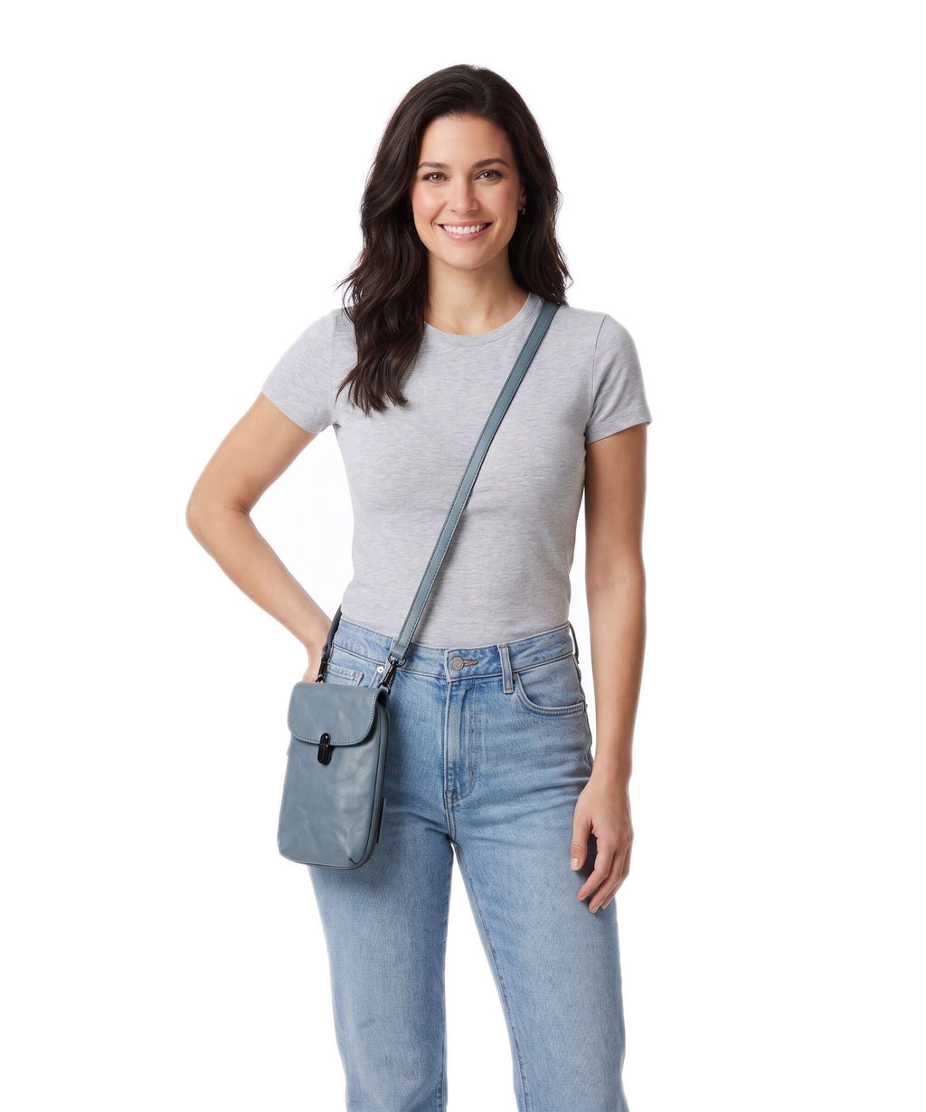 Aunts & Uncles Grandma's Luxury Club Mrs. Lemon Twist Phone bag aegean blue