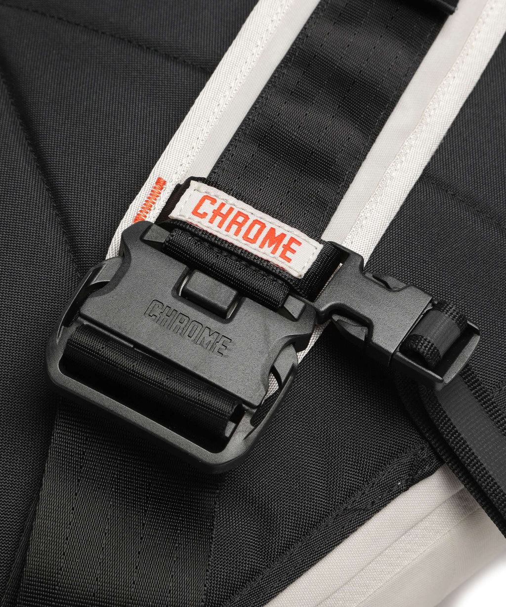 Chrome Kadet Max WP Messenger bag future white