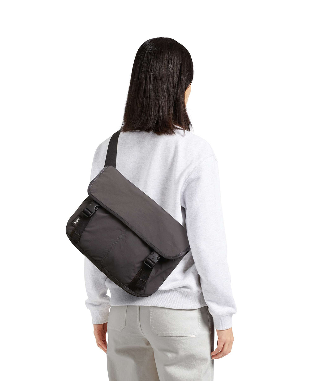 Bellroy Cinch 12 Messenger bag sand dune